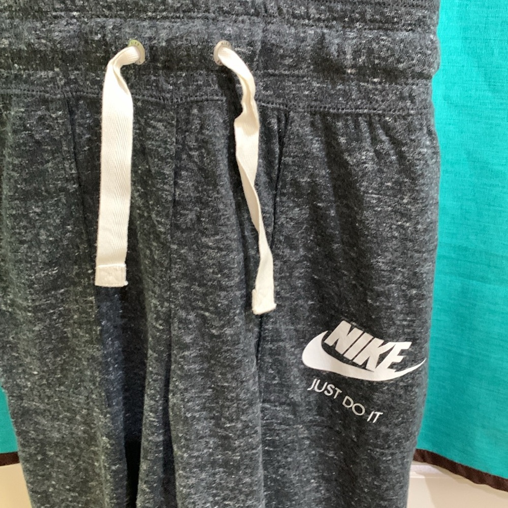 Nwt. Nike jumper. - Picture 2 of 5